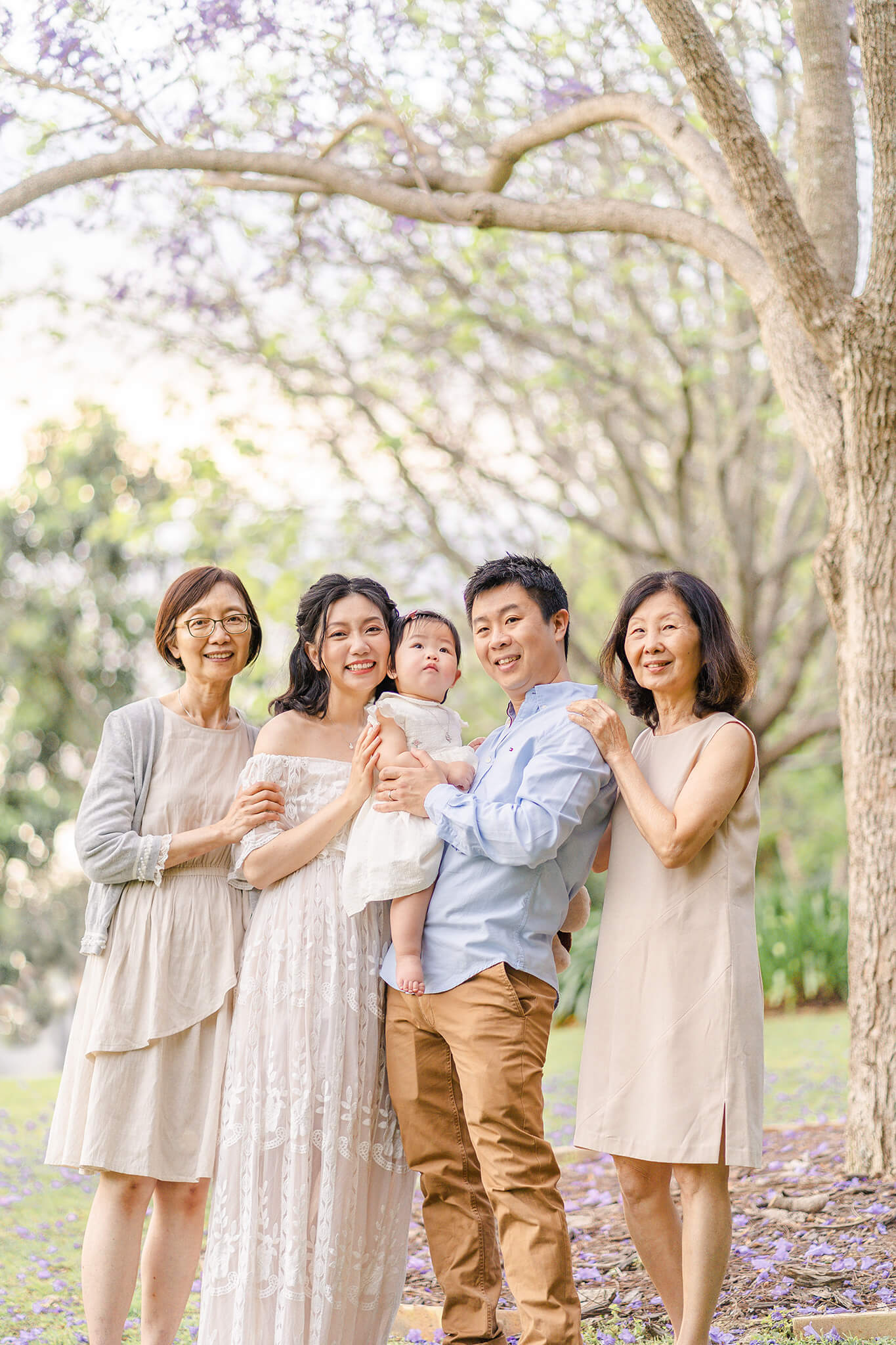 Extended family session all dressed in neutrals in Brisbane at Roma Street Parkland